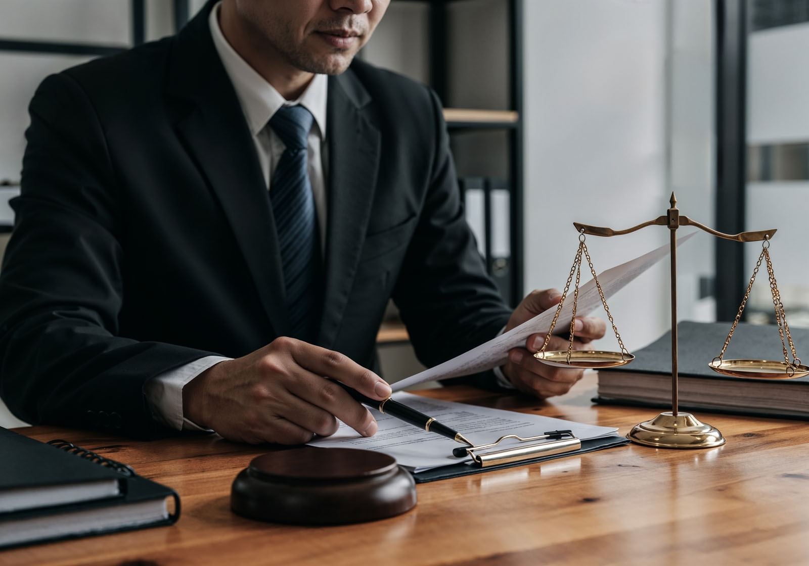 تقديم الاستشارات القانونية وتنظيم عقود العمل